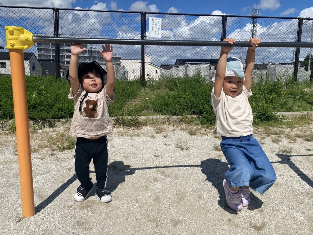 鉄棒で遊ぶ園児たち